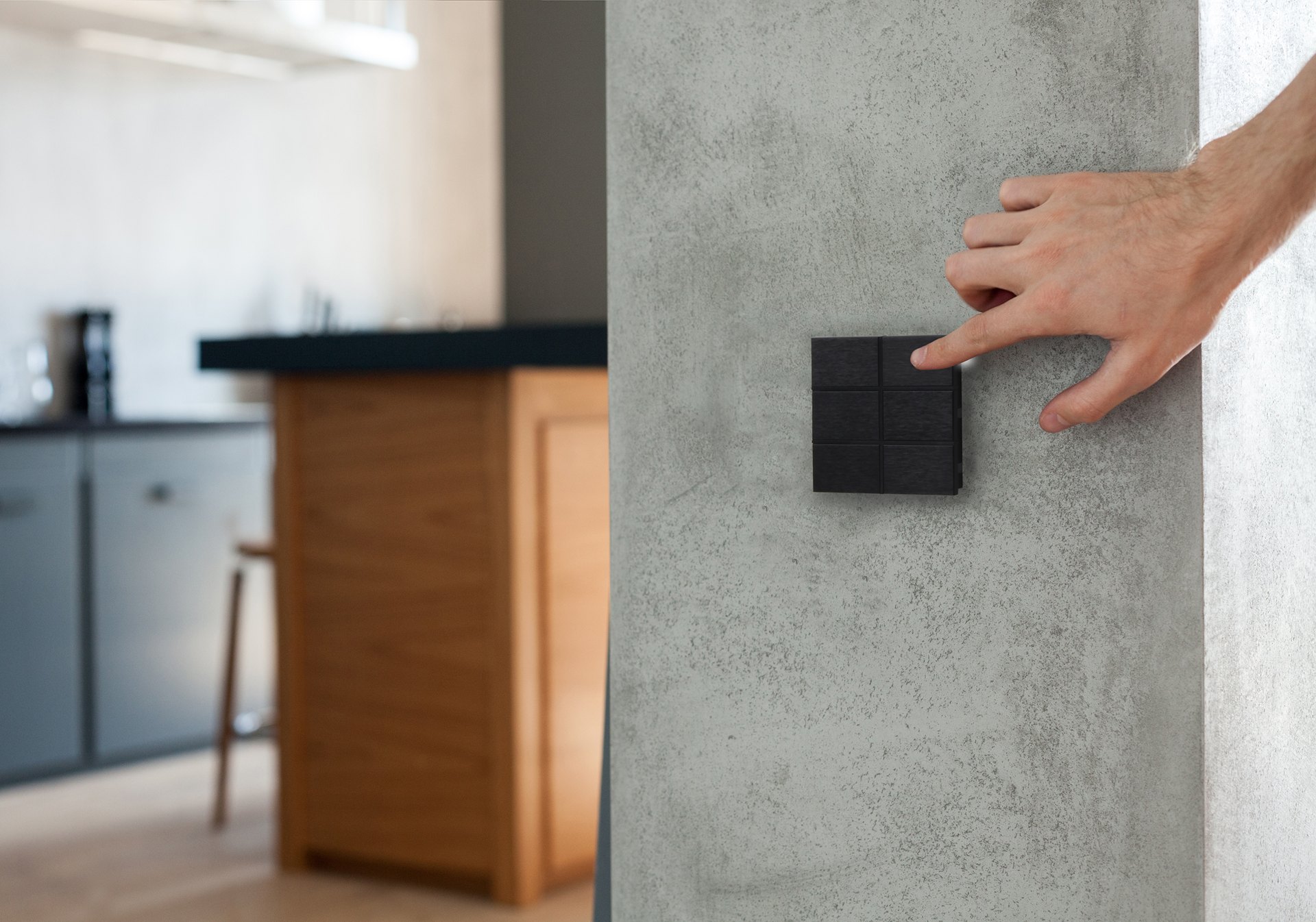 Zwarte KNX-drukknop in een moderne keuken